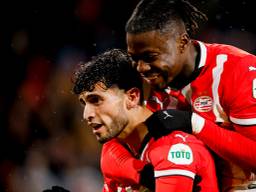 Ricardo Pepi wordt geknuffeld door Johan Bakayoko (archieffoto: OrangePictures).