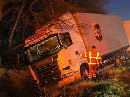 De vrachtwagen schoot van het talud