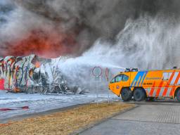 Grote brand bij transportbedrijf in Hapert, dikke rook van ver te zien