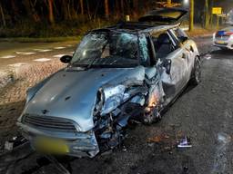 De auto crashte rond kwart voor vier 's nachts (foto: Toby de Kort/SQ Vision).