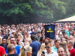 Een veld vol mensen tijdens een festival in Erp vorig weekend (foto: Marcel van Dorst/SQ Vision).