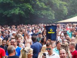 Een veld vol mensen tijdens een festival in Erp (foto: Marcel van Dorst/SQ Vision).