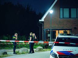 Recherche en forensische opsporing doen onderzoek bij de woning (foto: Jack Brekelmans/SQ Vision)