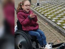 Nanne in haar rolstoel (foto: Sandra van den Broek)