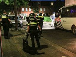 De politie grijpt in met honden (foto: Harrie Grijseels / SQ Vision).