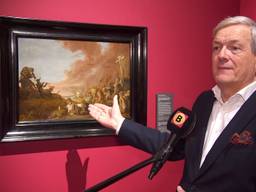 Charles de Mooij bij het schilderij uit de zeventiende eeuw