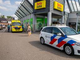 Ambulance en politie bij de winkel waar een vrouw slachtoffer werd (foto: Christian Traets/SQ Vision).