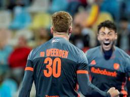 Mink van der Weerden en Glenn Schuurman vieren samen doelpunt voor Oranje