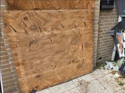 Buurt opgeschrikt door explosie: deuren uit twee huizen geblazen