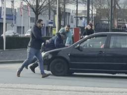 De man lag op de motorkap (foto: Omroep Brabant). 