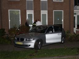 De auto kwam tot stilstand tegen een appartementencomplex in Uden (foto: Marco van den Broek/Q Vision).