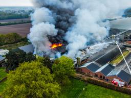 Duizenden kippen omgekomen bij brand in stallen, nablussen duurt nog uren