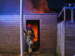 De brand brak uit in de aanbouw van een huis aan het Kempenhof in Valkenswaard (foto: Harrie Grijseels/SQ Vision).