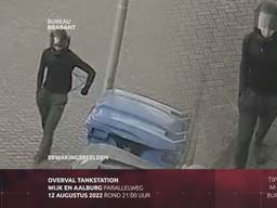 De politie is nog op zoek naar de man die op 12 augustus een tankstation in Wijk en Aalburg heeft overvallen. Op camerabeelden is hij best duidelijk te herkennen. Mogelijk kreeg hij hulp. De politie heeft nog meer vragen, zo blijkt uit Bureau Brabant, dez