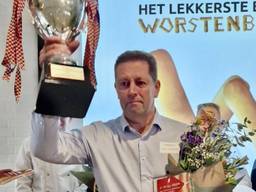 De geëmotioneerde bakker Jurgen van Dongen die bij de professionals het lekkerste worstenbroodje maakte