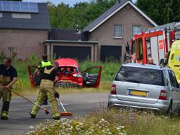 De beschadigde auto's blijven achter na een gevaarlijke inhaalmanoeuvre (foto: Walter van Bussel/SQ Vision Mediaprodukties).