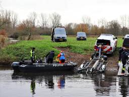 De politie zocht ook op het water naar de vermiste Rob van Berkel (foto: Collin Beijk)