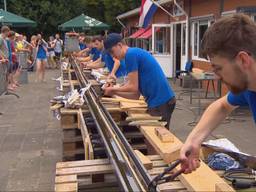 De meterslange frikandel van deze scouts is goed voor een wereldrecord