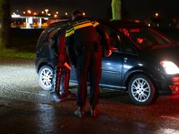 Wie Veen wilde binnenrijden, werd zondagnacht gecontroleerd (foto: SQ Vision).