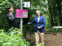 Burgemeester Paul Depla en Theo Jongedijk onthullen hey bordje met de QR-code. (foto: Raoul Cartens)