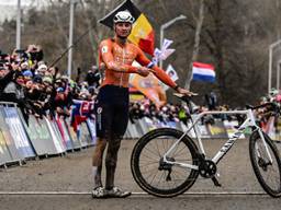 Van der Poel na het behalen van zijn 6e wereldtitel in het veld: zondag gaat hij voor zijn 7e (foto: via ANP, Michal Cizek / AFP).