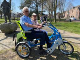 Henk en Irene op de elektrische duofiets in Nuenen