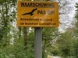 Sinds de aanvallen van de roofvogel zijn waarschuwingsborden in de Maashorst geplaatst (foto: Twitter natuurgebied De Maashorst).