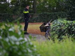 De politie doet sporenonderzoek na het zedenmisdrijf (foto: Perry Roovers/SQ Vision).