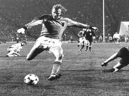 De EK-kwalificatiewedstrijd tegen de toenmalige DDR op 21 november 1979. Met een fraaie solo passeert René van de Kerkhof doelman Hans Grapenthin en schiet hij de winnende 2-3 binnen. Met die goal plaatste Oranje zich voor het EK in Italië. (foto: ANP)