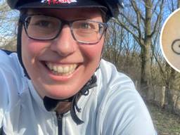 Lonneke met haar fietstattoo (privéfoto).