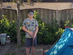 Sem Doomen bij de tent in de achtertuin waar hij samen met zijn zus twee weken in sliep (foto: familie Doomen).