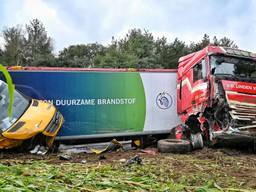 Op de A58 is bij Moergestel een vrachtwagen met een auto van wegwerkers gebotst. De ravage op de snelweg was groot (foto: SQ Vision).