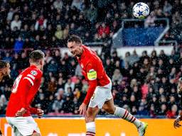 Luuk de Jong kopt de 1-0 binnen (foto: Marcel van Dorst). 