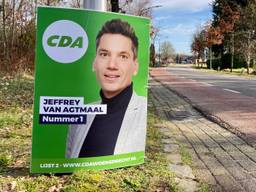 De CDA borden domineren het straatbeeld in Huijbergen (foto: Erik Peeters).