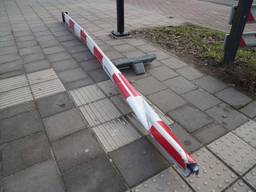 Het treinverkeer bij Maarheeze moet voorlopig zijn snelheid aanpassen. Oorzaak: een vrachtwagen was dinsdagmorgen tegen een dalende slagboom gebotst op een overweg naast het NS-station in Maarheeze. De bestuurder is doorgereden. Er raakte niemand gewond.