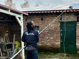 Een gespecialiseerd schoonmaakbedrijf maakt de daken schoon na de brand bij Kempenaars (foto: Erik Peeters).