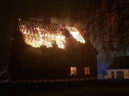 Vrijstaand huis in lichterlaaie, brandweer krijgt hulp uit België