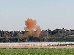 Na explosies komen er flinke oranje rookwolken vrij (foto: Erik Peeters). 