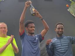 Mustefa Kedir Tebo won de Vestingloop in Den Bosch, kamergenoot Tesfaye Getachew (rechts) werd tweede.