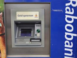 De daders sloegen toe bij geldautomaten van de Rabobank (archieffoto: Karin Kamp).