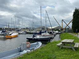 Havenmeester Inge van Ekelen kijkt uit over de Bergse jachthaven