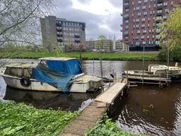 Gezonken en oude boten en zelfgebouwde steigers worden verwijderd uit rivier de Aa (foto: Megan Hanegraaf).