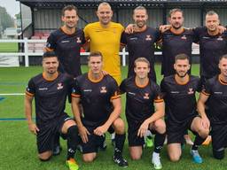Doelman Sven Jansen in het geel, Ferdy van den Berg gehurkt rechtsonder.