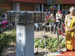 De onthulling van het monument (foto: Peter van de Wal). 