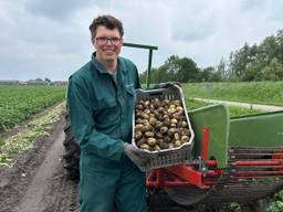 Weer of geen weer: boer Marc is nu al nieuwe aardappelen aan het rooien