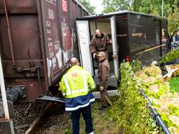 Trein botst op bestelbus op spoorwegovergang in Zevenbergschen Hoek