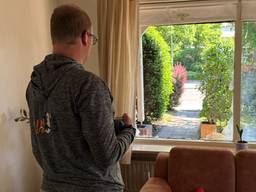 De bewoner van het huis kijkt nu door een kapot raam (foto: Erik Peeters)