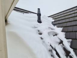 Smeltende sneeuw op de daken zorgt voor lekkage (foto: Noël van Hooft)