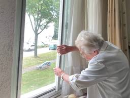 Julia van de Klundert krijgt haar raam niet meer open (Foto: Agnes van der Straaten)
