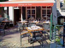 Het terras van Auberge De Veste (foto: Ruben Coonen).